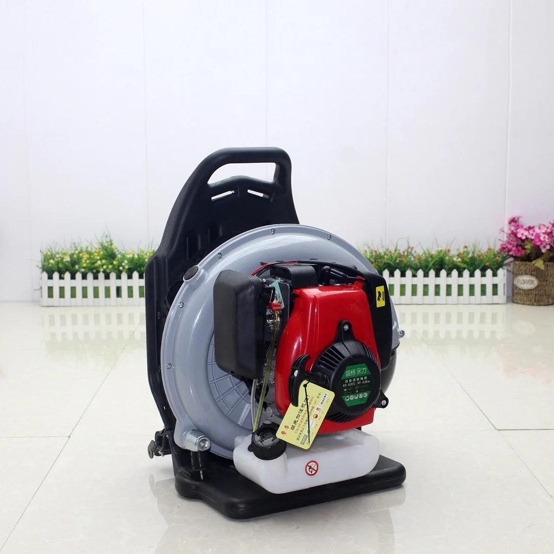 

Газовый воздуходув для листьев 1.5 кВт, 4-тактный двигатель, объем 53.2 куб. см, бак для топлива 1.2 л, ручной, мощный, для сдувания снега