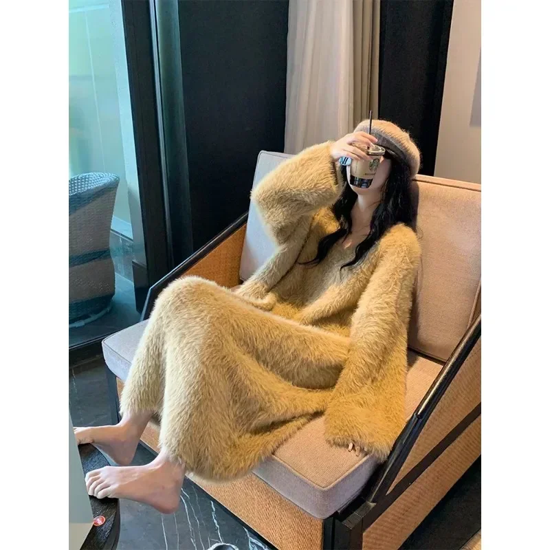 ชุดผู้หญิงหนาการเข้ารหัสลมขี้เกียจยาว V คอกระโปรง Anti-Mink กํามะหยี่หลวม Slim กระโปรงยาวฤดูหนาวสูงยืด