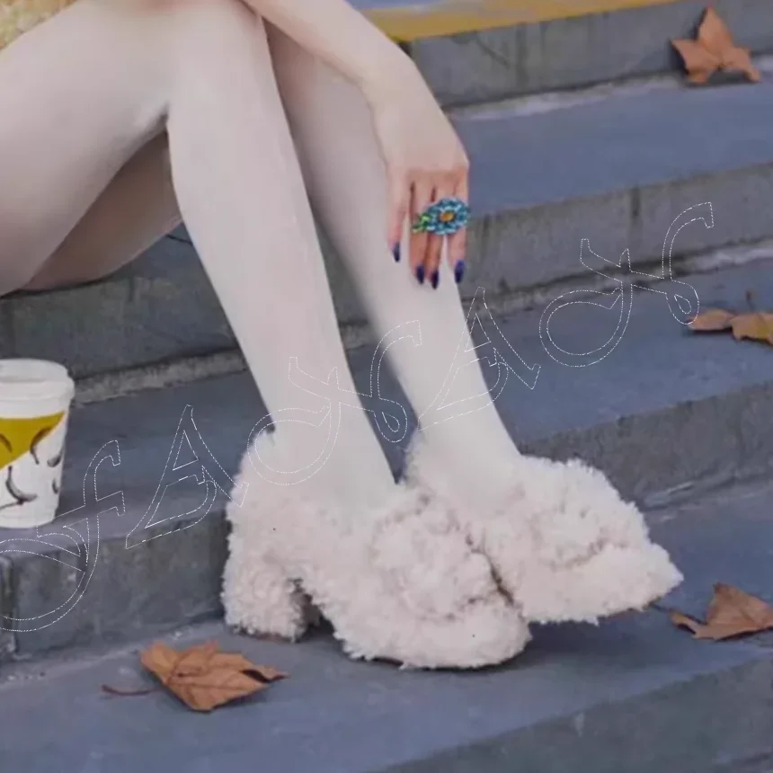 화이트 퍼 장식 라운드 토 펌프스 스퀘어 힐 슬립온 청키 하이힐 라운드 토 슈즈 여성용 하이힐 2023 자파티야스 무헤르