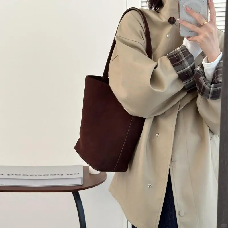 2025年秋冬の女性向けショート丈ウィンドブレーカージャケット、今年の流行トップスはとても素敵です。