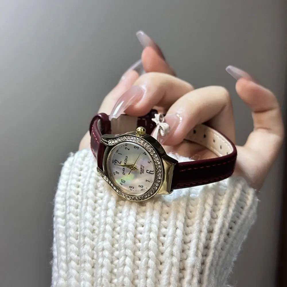 韓国スタイルのソフトレザーストラップレディース腕時計ラインストーンデザインエレガントなラインストーン腕時計ラウンドダイヤル文学時計女性ギフト