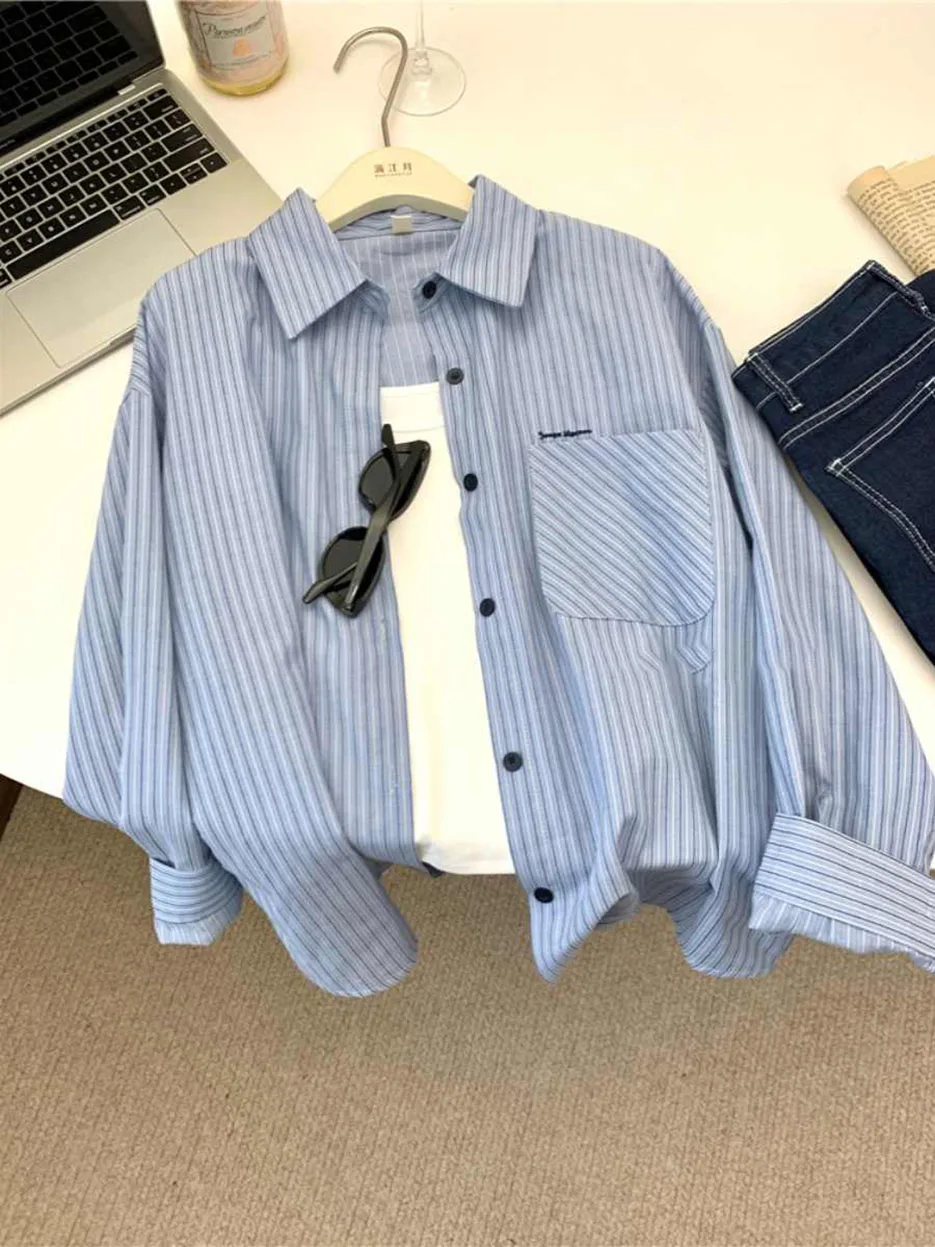 قميص نسائي مخطط أزرق، بلوزة فرنسية كاجوال فضفاضة بياقة مقلوبة، صدر واحد، معطف صيفي كلاسيكي واقي من الشمس