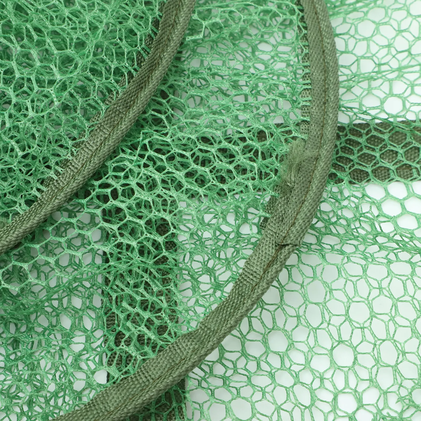 

Foldable Fishing Landing Net with Ground Peg Design Wear-Resistant Mesh Fish Guard Basket for Live Fish Storage Portable Fishing
