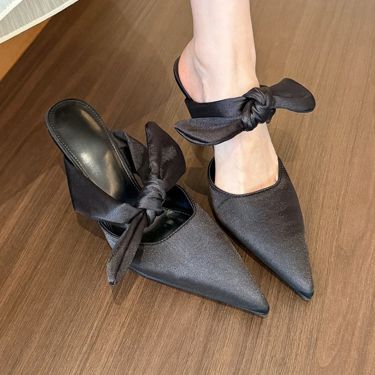 حذاء نسائي أنيق مدبب - حذاء بمقدمة كبيرة مع فيونكة كبيرة - مثالي للمناسبات الرسمية والشبه