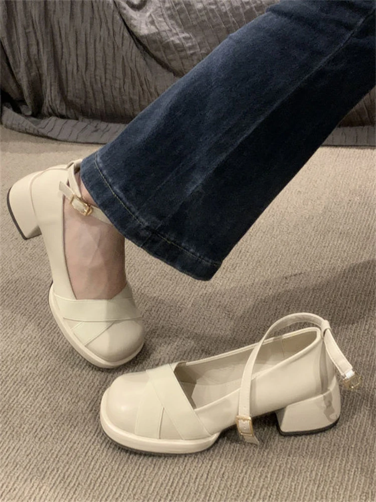 Buty dla kobiet 2024 ze średnim obcasem Białe damskie letnie obuwie Block Heel Cute Round Toe Chunky Kawaii Shoe Beau Today 39 A