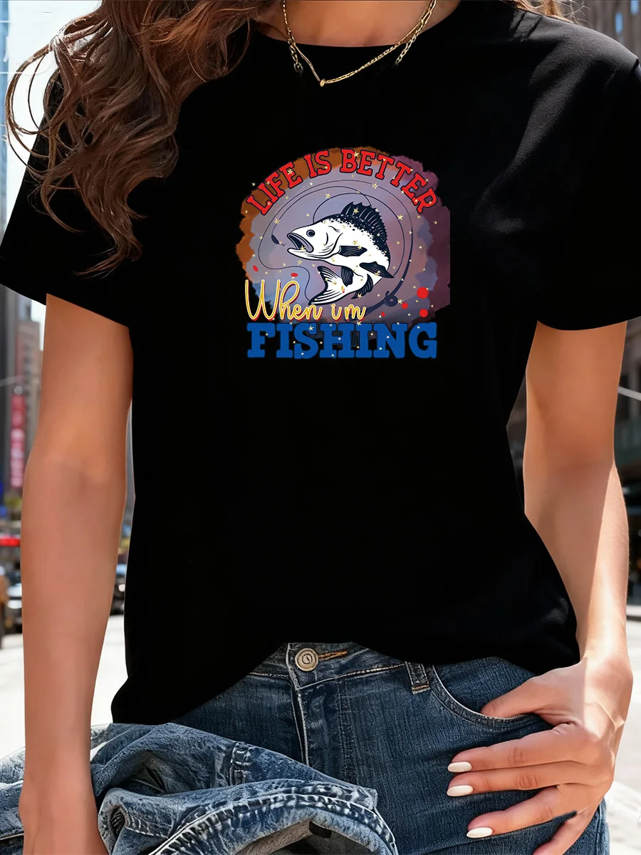 تي شيرت أسود قصير الأكمام مع "الحياة أفضل عندما أصطنا الصيد" برسومات باس فيش #1
