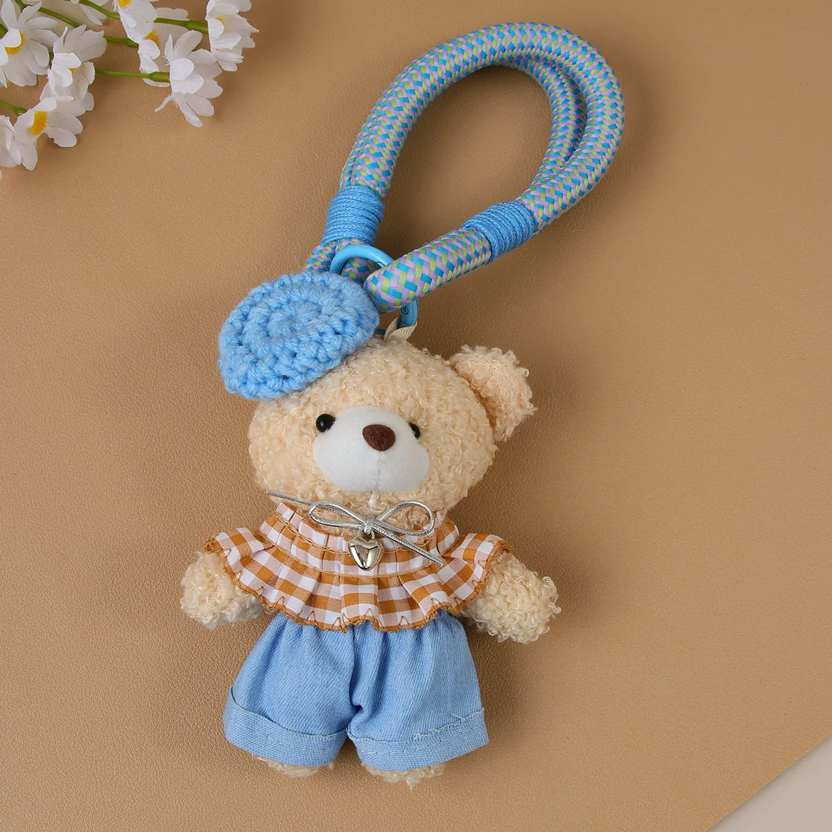 Niedlicher Plüsch-Teddybär-Schlüsselanhänger, Häkelmütze & Jeans-Outfit, Bunter geflochtener Schlüsselband-Taschenanhänger für Mädchen, Rucksack-Accessoires