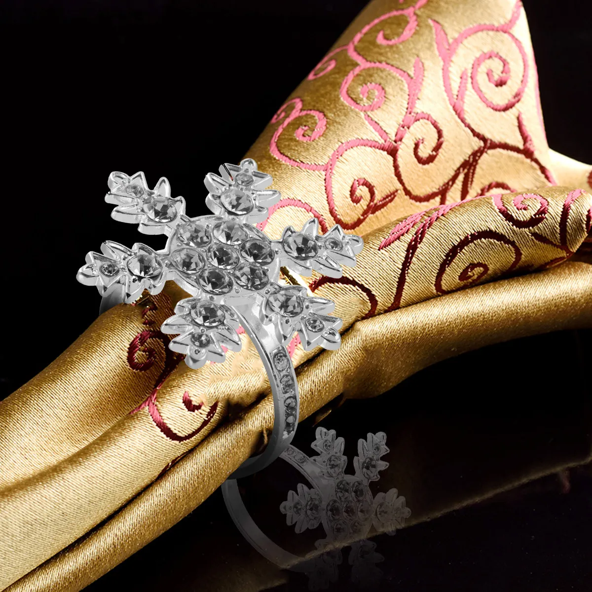 4Pcs Elegant Snowflake Napkin Rings Alloy Metal Napkin Buckle Festive Christmas Decor for Dining Table Kitchen Bar Restaurant