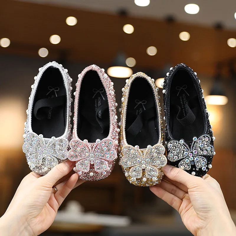 Scarpe da ragazza autunnali 2023 nuove scarpe da principessa per bambini scarpe con diamanti scarpe in pelle con fiocco per bambini scarpe da ballo