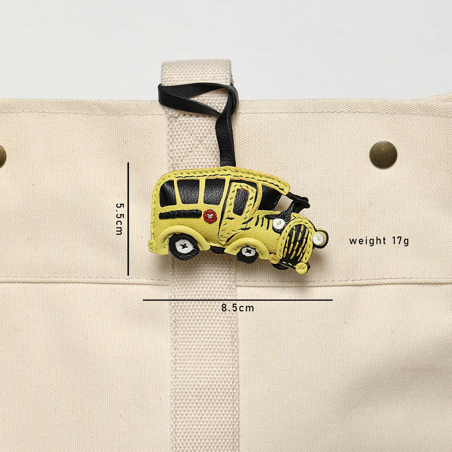 Handgefertigter Vintage Leder-Anhänger in Form eines roten Londoner Doppeldeckerbusses mit Gebäck-Akzent – Stilvoller Anhänger für Handtaschen & Rucksäcke – Detail 6