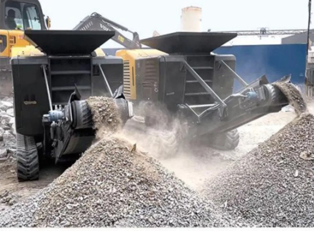 Small Mobile Crusher 35t/h 50t/h Small Mobile JAW Crushing Stone Rock Concrete Crusher Price List for Sale