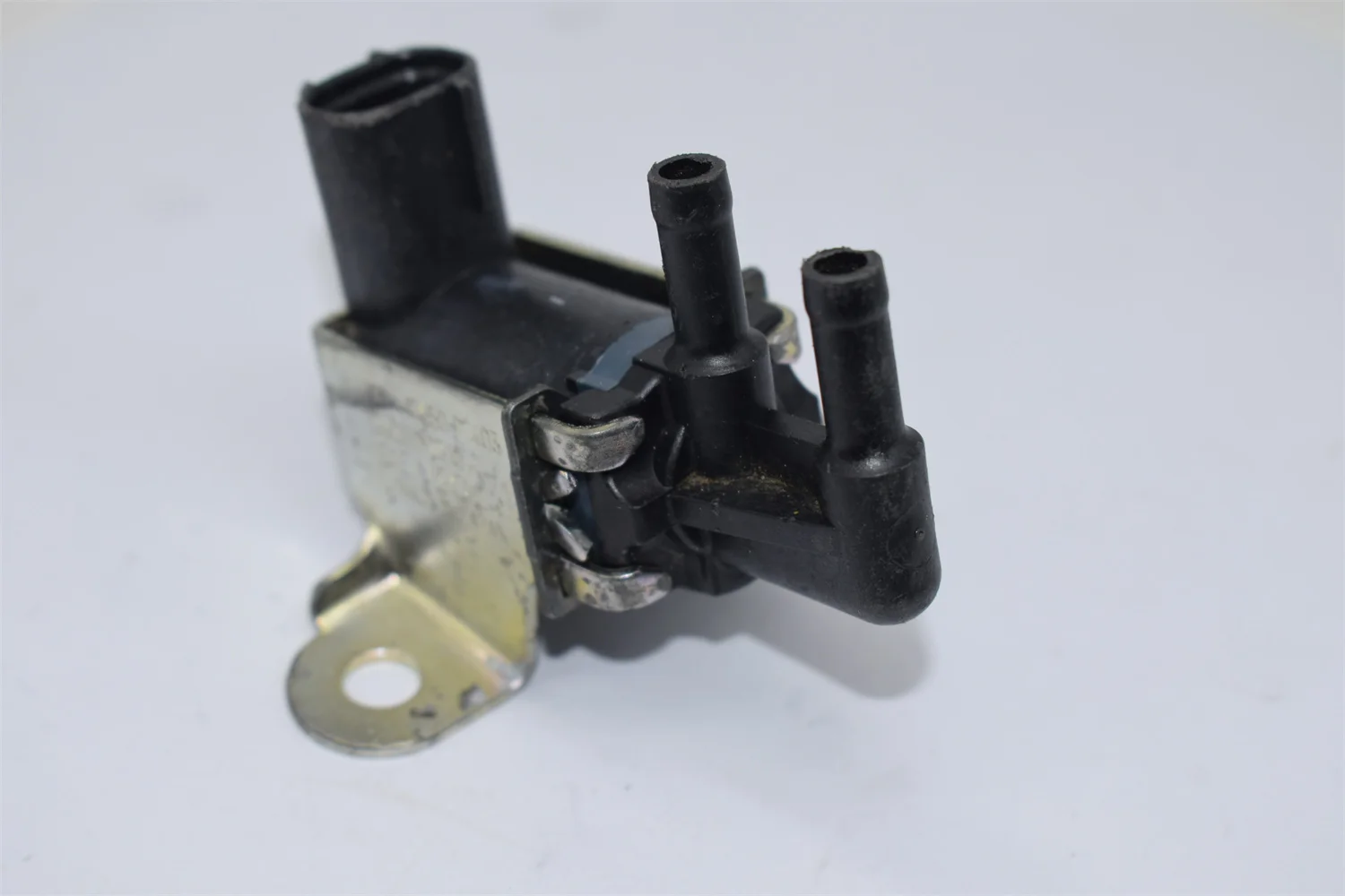 

EGR Vacuum Solenoid Switch Valve 17650-97403 136200-2310 Fit DAIHATSU YRV M2
