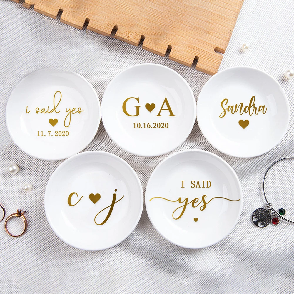 Plato de anillo de compromiso personalizado, bandeja de joyería para pareja de bodas, soporte de anillo redondo, despedida de soltera, recuerdo de despedida de soltera
