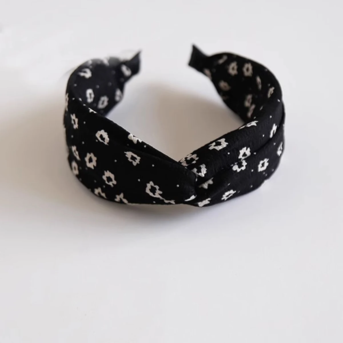 Schwarz-weißes Haarband mit Blumenmuster und breitem Rand zum Waschen des Gesichts, vielseitiges Stirnband zum Ausgehen, Haarspange und Kopfaccessoire – Detail 2