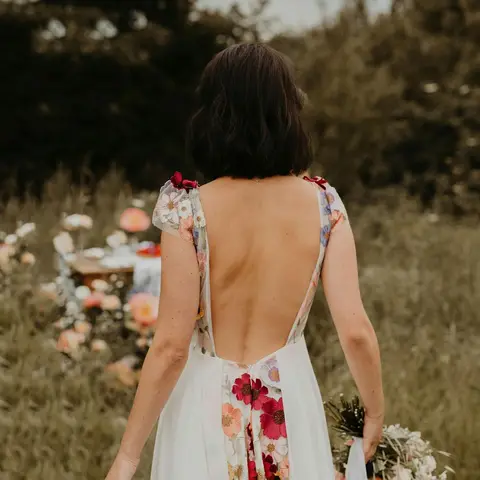 Djupt anpassade färgglada 3D-blommor brudklänning med korta ärmar V-ringning blommande A-linje broderad chiffong alternativa brudklänningar 10 best sales importerade bröllopsklänningar - №10