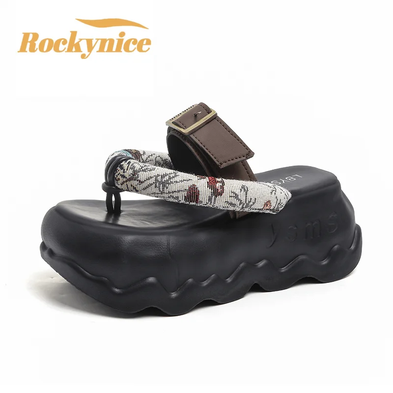 

2023 летние шлепанцы с зажимом для носков, женская обувь, украшенные пряжкой на платформе, легкие шлепанцы, уличные пляжные тапочки на толстой подошве, 8 см