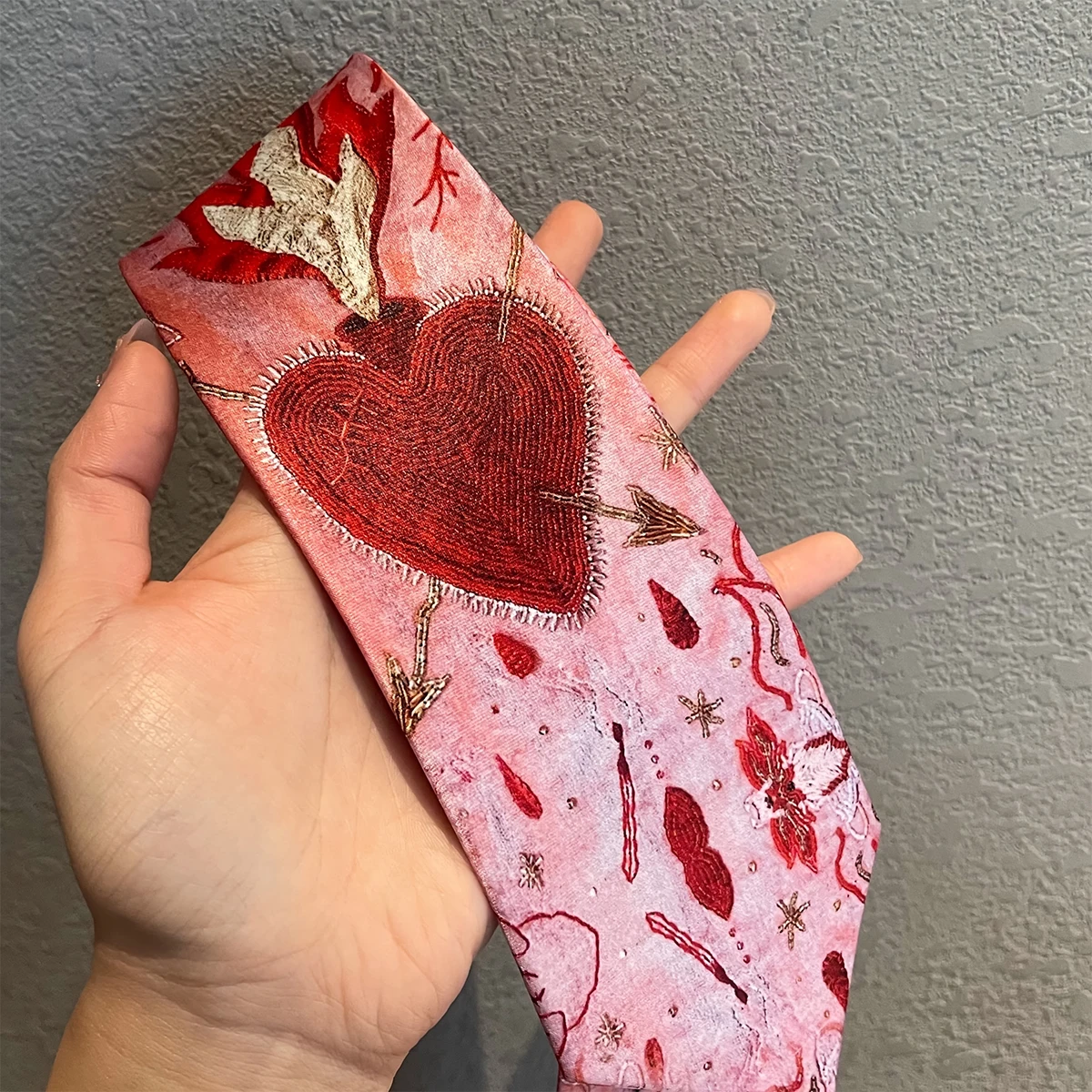 

1 PCS Vintage Gradient Pink Unique Heart Flame Scarf for Women, Flame Heart-shaped Pink Tie, Women's Daily Accessories