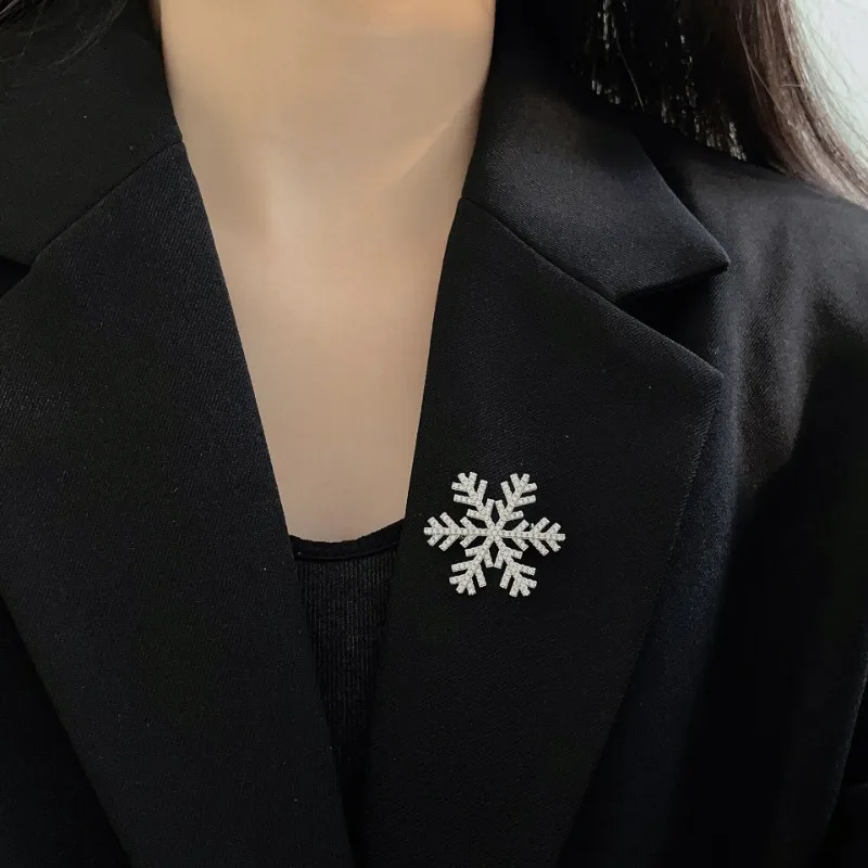 

High-end Clothing Accessories Luxury Rhinestone Women's Brooch Designer Zircon Snowflake Women's Suit Brooch