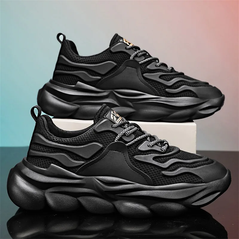 Zapatos de hombre Verano Malla transpirable 2025 Nuevos zapatos deportivos negros ocasionales Zapatos de papá con aumento de altura para correr para hombre1