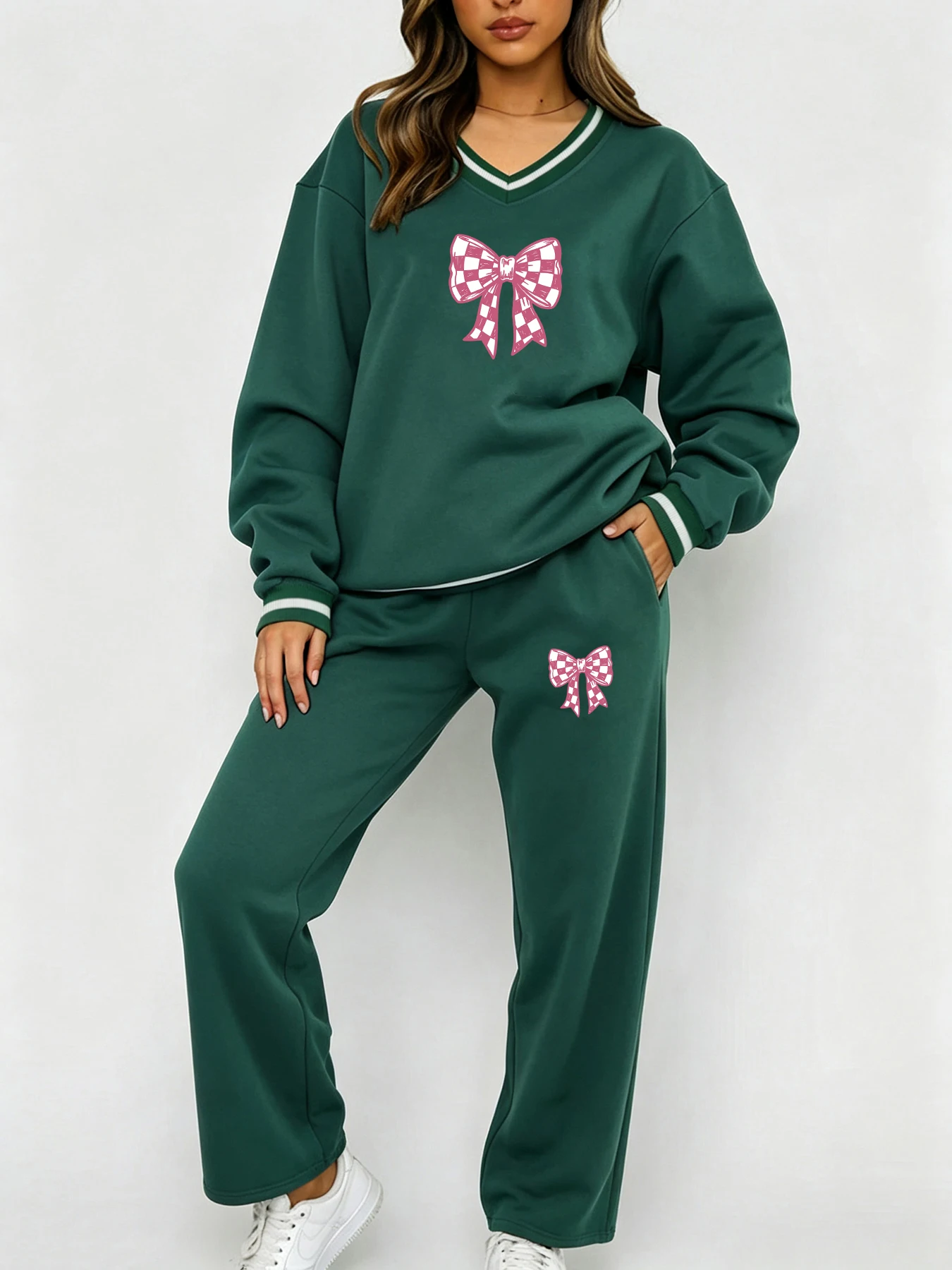 Sweet and Delicate Plaid Bow Print Women's Loose Oversize V-Neck Sweatshirt and Pants Two-Piece Set. a Must-Have for Autumn and Winter, Fleece-Lined and Thickened V-Neck Sweatshirt and Sweatpants Set. Retro Sweet Style for Couples, Unisex. Regular Fit Long Sleeves, Machine Washable, Durable and Wear-Resistant. Women's Casual Versatile Set, Lightweight, Age-Reducing, Windproof, Slimming, Suitable for Amusement Park Dates. Practical and Beautiful V-Neck Design. Sweatshirt and Wide-Leg Pants Two-Piece Set for Women