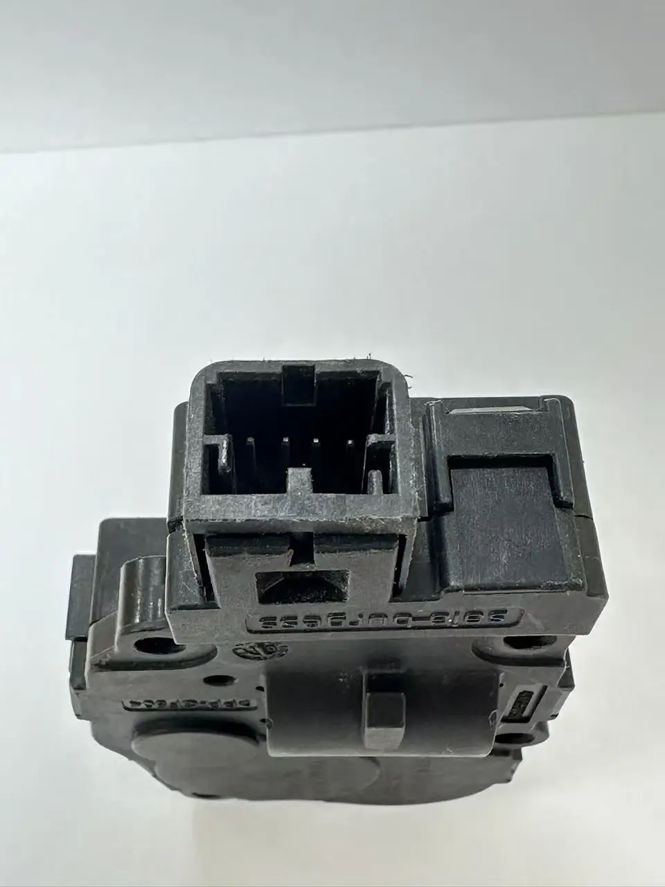 A1699062500 is a servo motor for the air conditioning damper of Mercedes-Benz A-Class W169, B-Class W245, and SLK-Class R172.