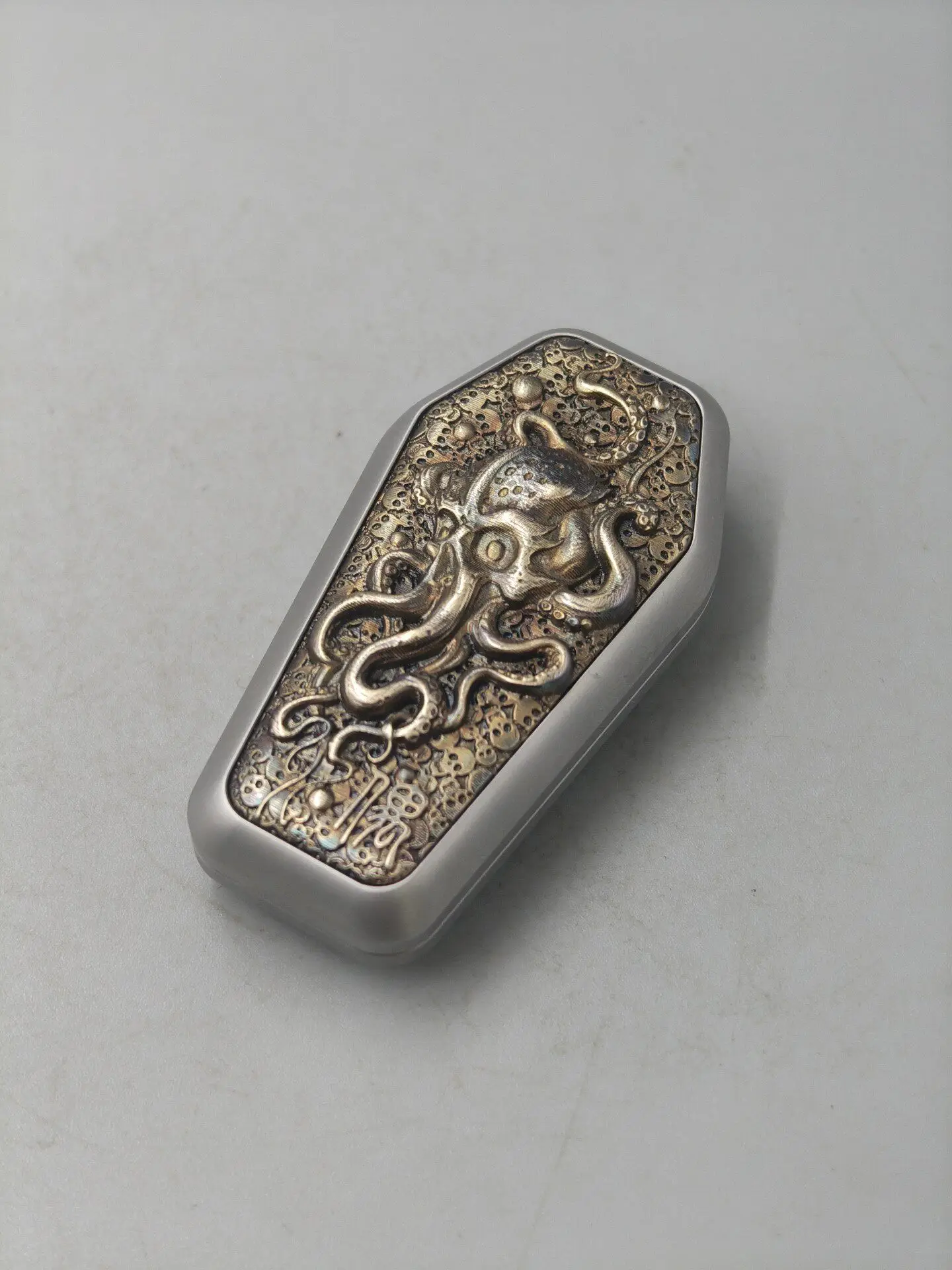 Used EDC Even-numbered Official Third-generation Cthulhu, Mechanical Push Card Edc Metal Decompression Toy Tide Play