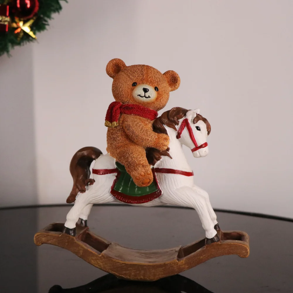 Niedliche Bärenfigur auf Schaukelpferd für Weihnachtsdekoration, Schaukelpferd-Skulptur aus Kunstharz, Ornamente für Zuhause, Feiertage und Partys – Detail 6