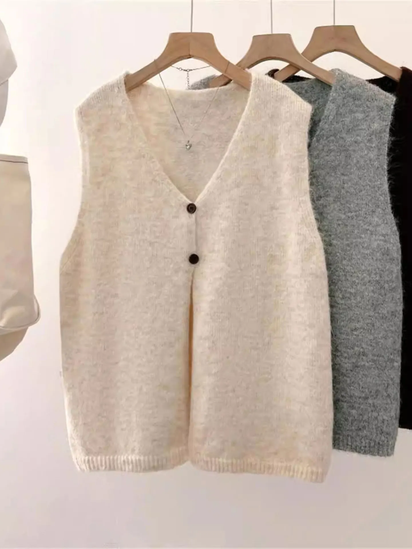 

Beige V-Neck Knitted Open Cardigan Vest Women's Early Spring Large Size Cute Sleeveless Shoulder Top Casual Style Outerwear