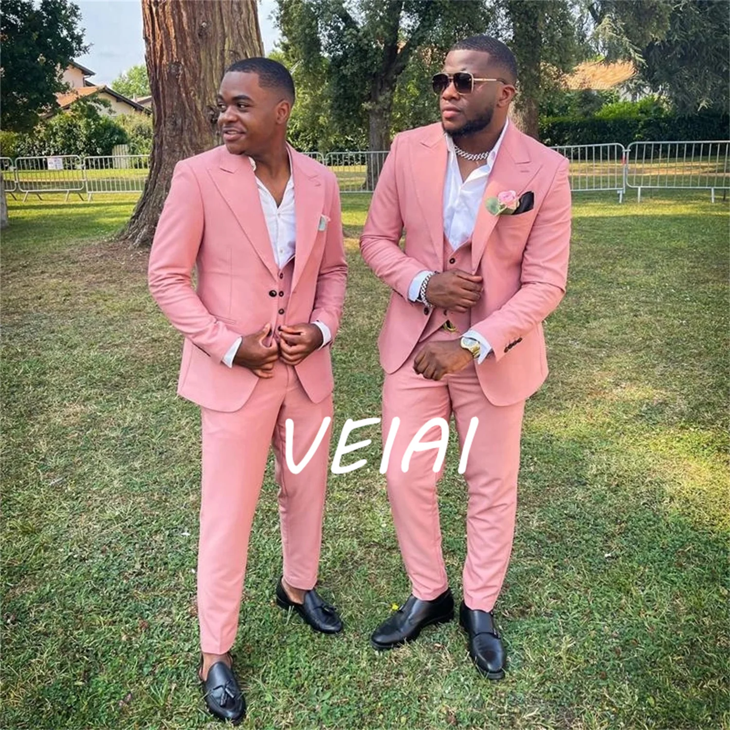 

Новейший розовый комплект из 3 предметов по индивидуальному заказу, мужские костюмы, формальный свадебный смокинг для жениха, пиджак, классический приталенный костюм для жениха, костюм Homme