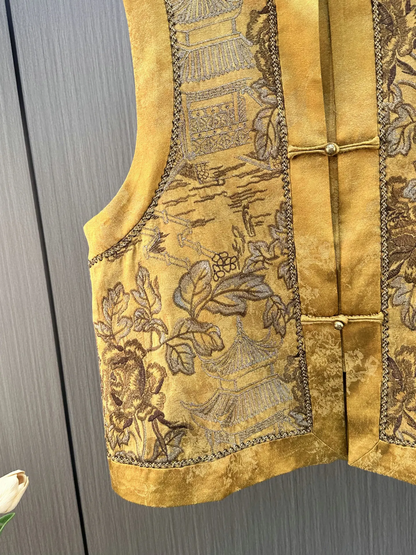 เสื้อกั๊กปักลายสไตล์จีนใหม่สำหรับผู้หญิง ฤดูใบไม้ผลิ 2026 ทรงกลม ดีไซน์กระดุมทันสมัย งานปักแน่น