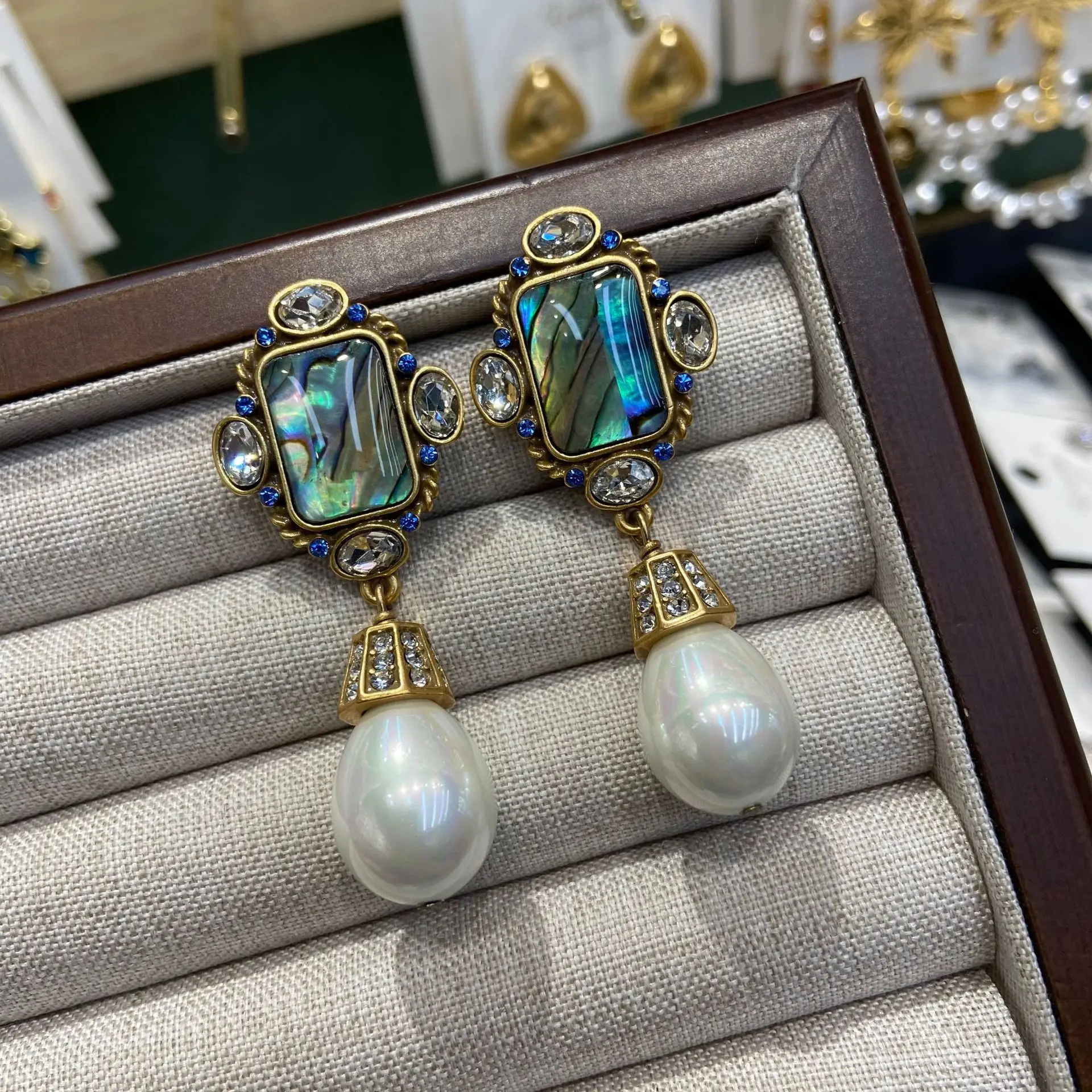 

Women's Premium Square Abalone Shell Drop Earrings Pearl Pendant Retro Court Style Ear Accessories Ladies Jewelry Banquet Gifts