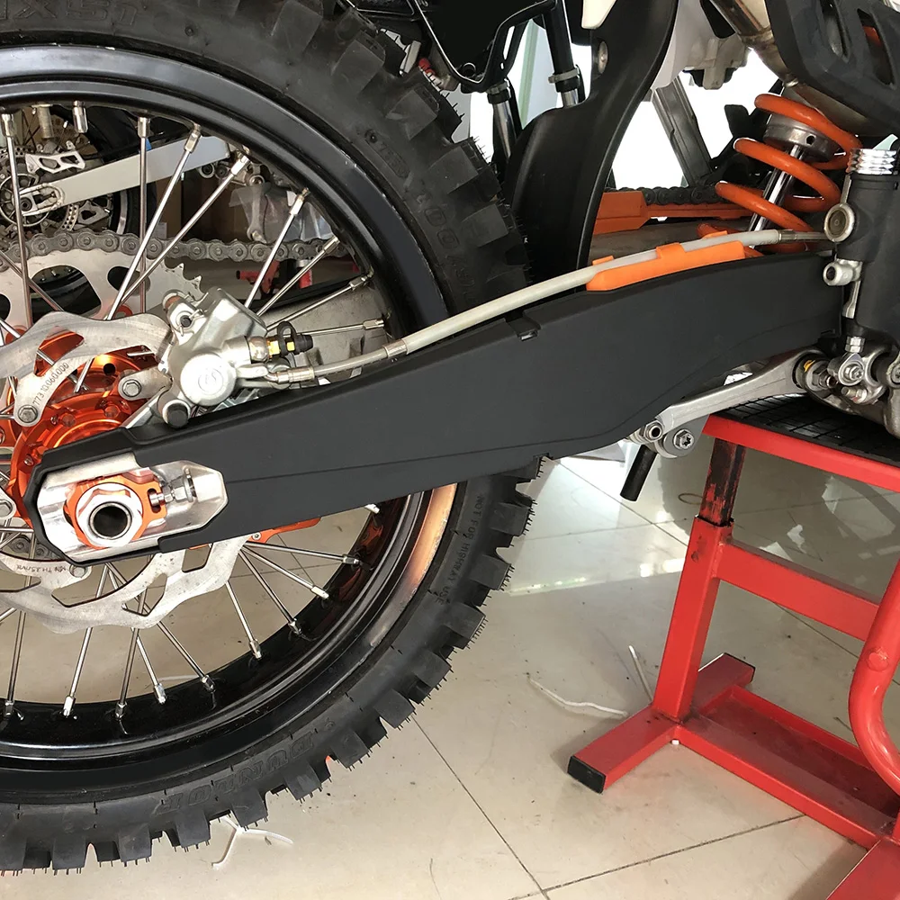 รถจักรยานยนต์ Swingarm สวิงอาร์มมอเตอร์ไซค์ Protector ฝาครอบป้องกันสำหรับ KTM 125 150 250 300 350 450 XC SX XCF SXF 250F 350F 450F 2013-2022 2021