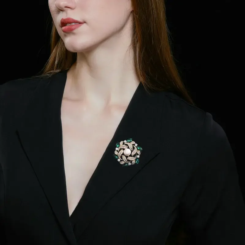 

Retro high-end brooch accessories, winter coat, overcoat pins, crystal zircon inlaid garland, freshwater pearl brooch 2025 new