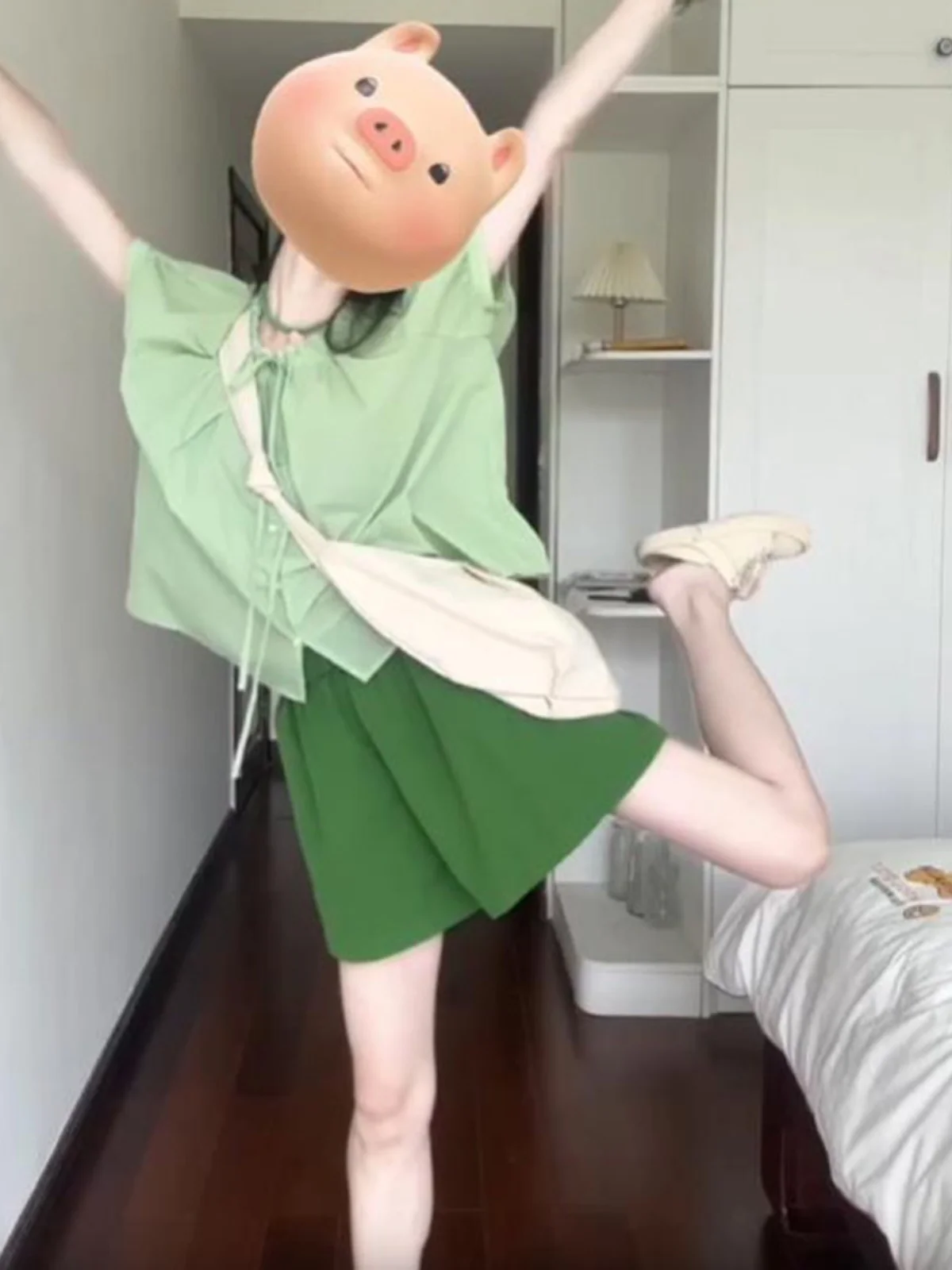 

Уникальный повседневный комплект из двух предметов: летняя модная удобная хлопковая рубашка с круглым вырезом и коротким рукавом, скрывающая недостатки фигуры и стройнящая.