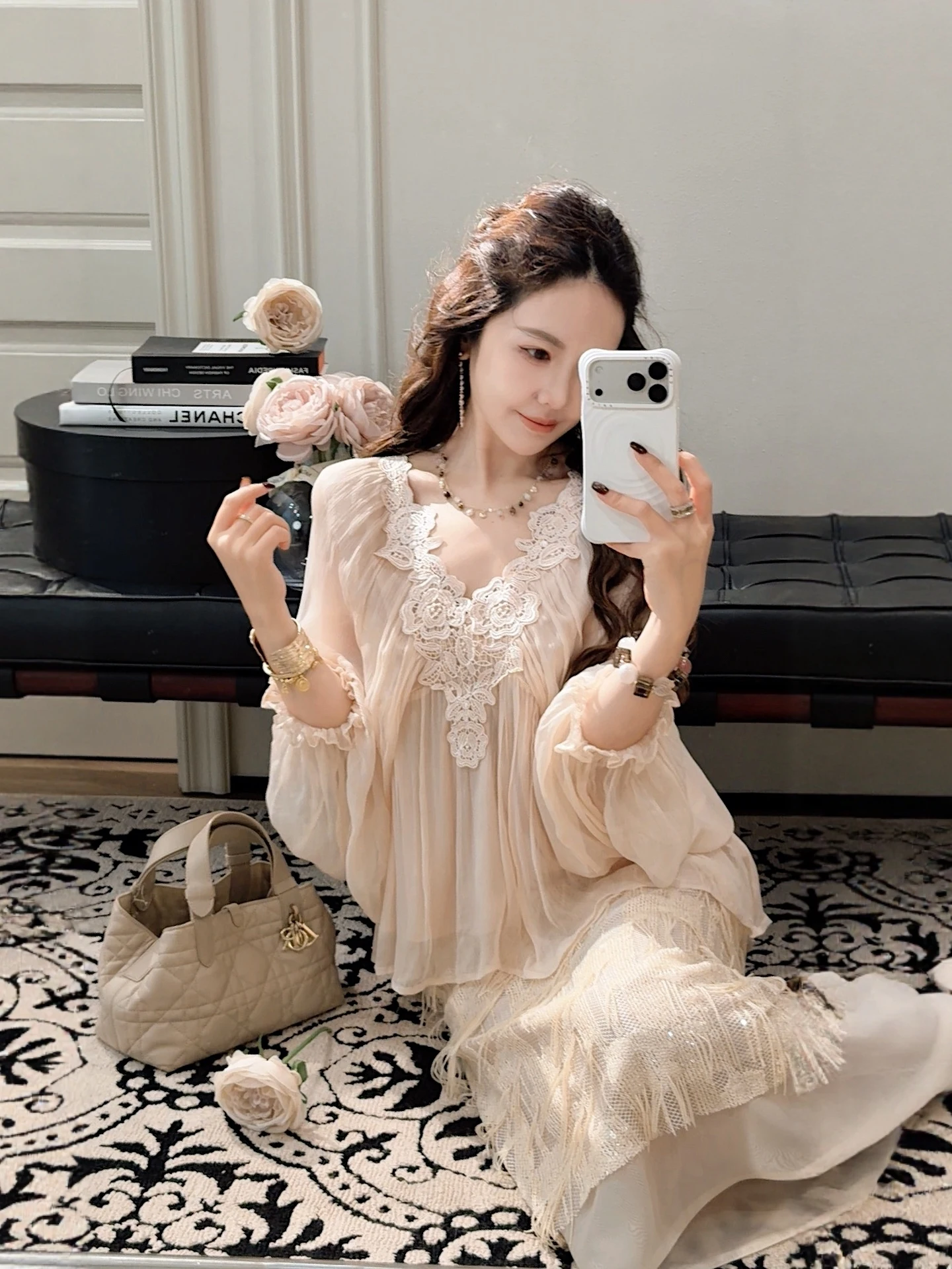 

PINZIKO Gentle Style Long Sleeve Lace Shirt Women's Soft Feel Top Large Rabbit Design 100% Silk High End Sensation
