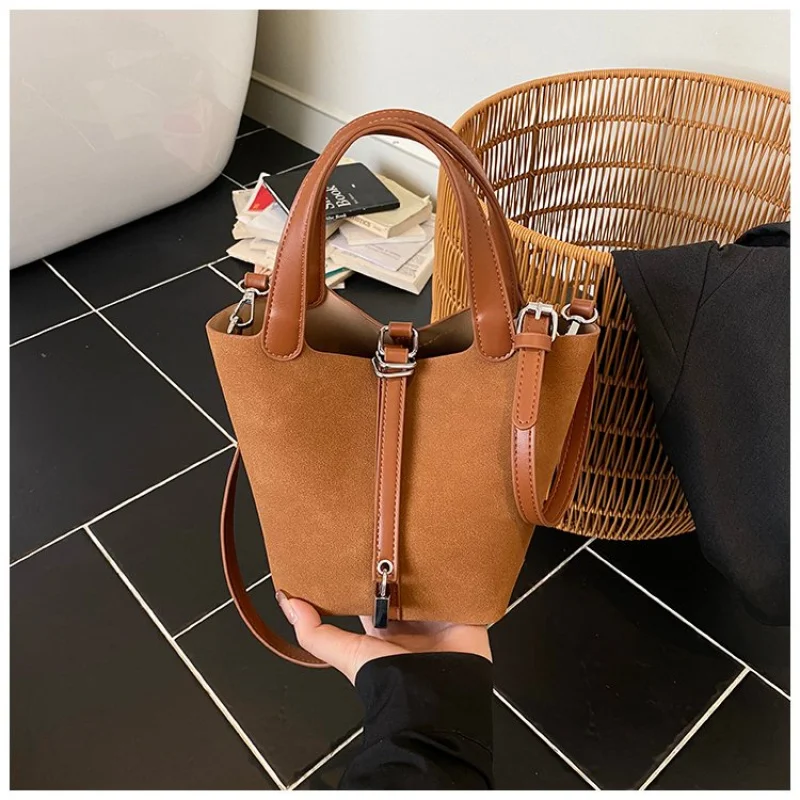 

Classic Designer Paris Fashion Large Capacity Tote Bag For Commuter Women With Solid Color Leather Material