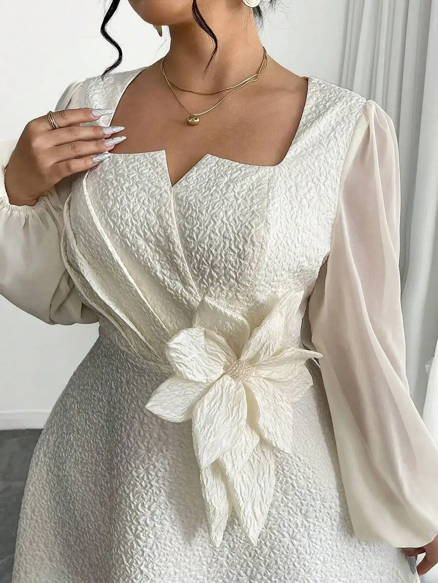 

Элегантное кремовое платье-халат с текстурной поверхностью, 3D-цветочным поясом и пышными рукавами