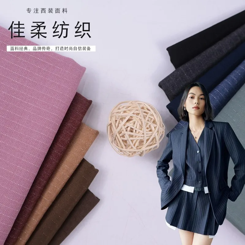 새로운 스트라이프 네 방향 신축성 있는 수트 원단은 패셔너블하고 반짝이는 실크 여성복입니다.