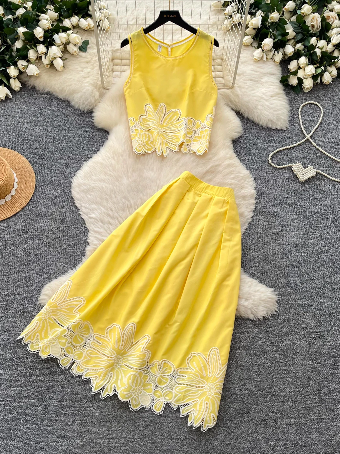 

Women's Summer Slim Fit Hollow Flower Vest Skirt Set Commute Casual High Waist Plant Floral Print Two-Piece Fashionable Ensemble