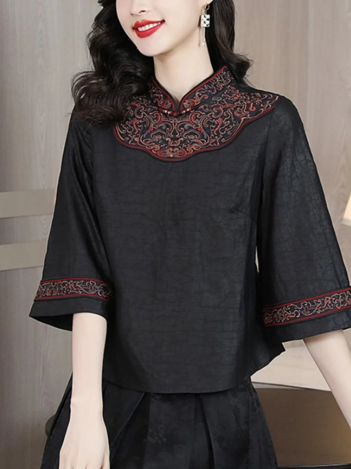 Haftowany top z jedwabiu marki Xiangyun dla kobiet w średnim wieku, idealny na wiosnę, do pracy, luźny krój, regularny krój, rękaw krótki.