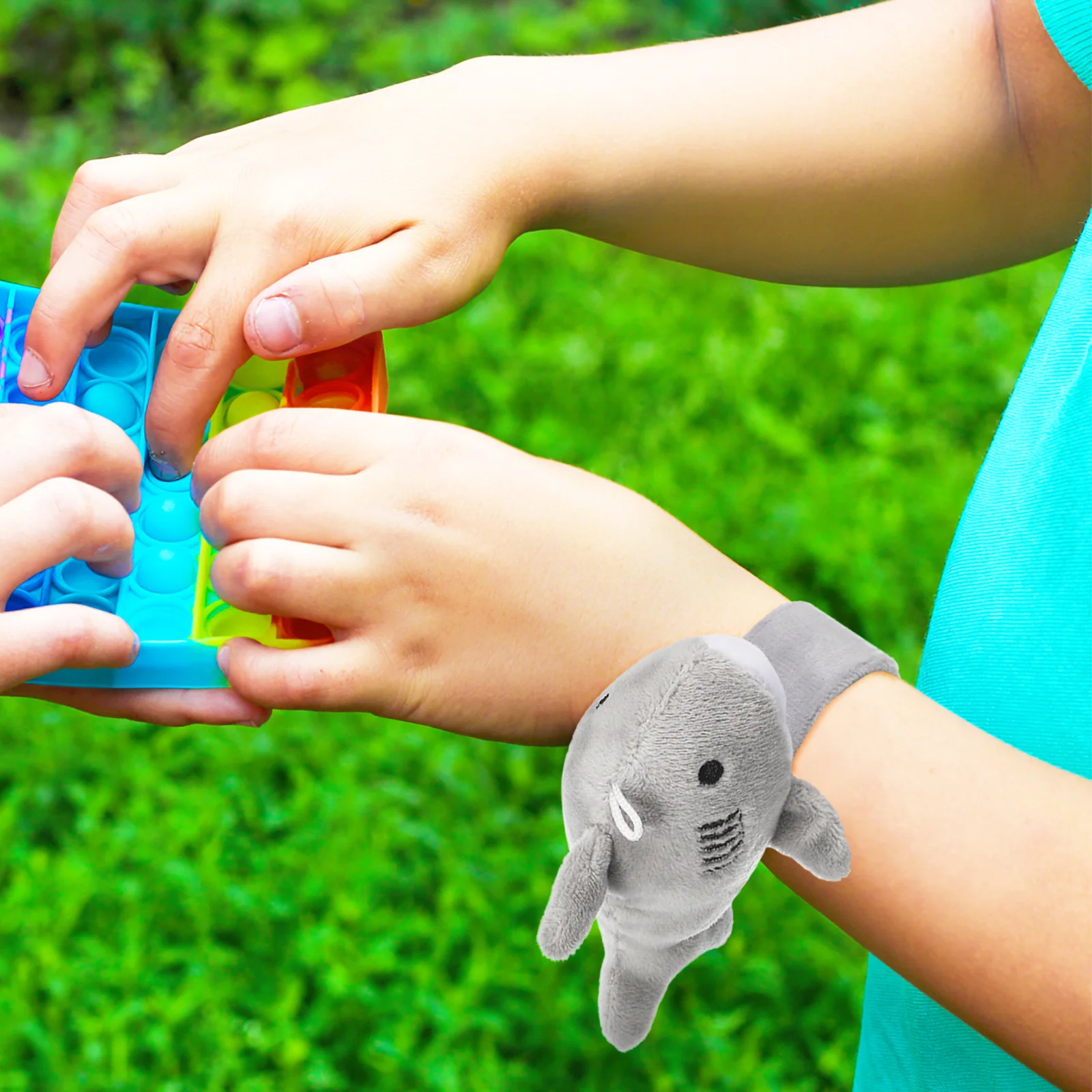 

6Pcs Fun Shark Print Snap Wrist Bands Soft Touch Material Easy Wear Slap Bracelets for Kids Party Gifts Slap Bracelets