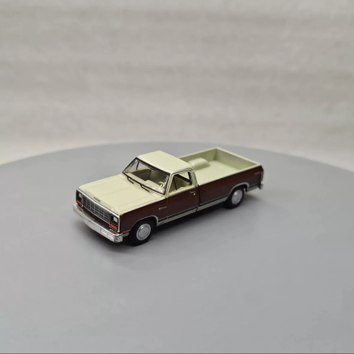 

Greenlight 1:64 Retro Ad Car Series 8 - 1982 Dodge Ram D-150 Explorer 39110-D