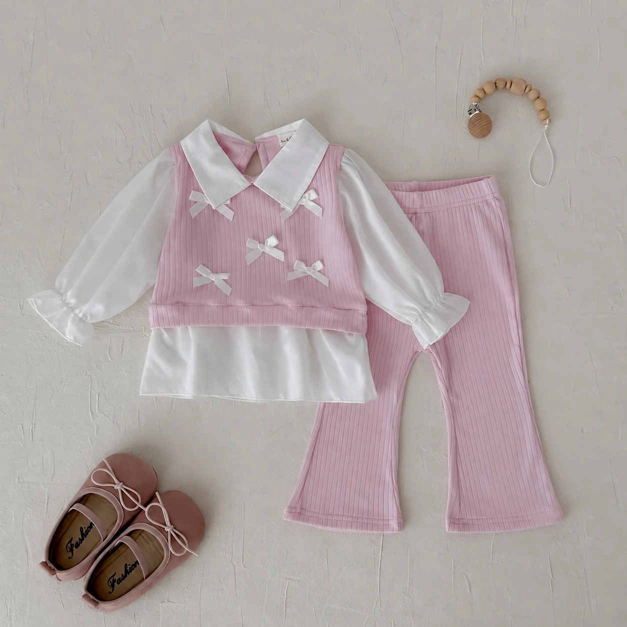 Zierliches Prinzessinnen-Style Baby-Oberteil mit Schleife, zweiteiliger Look, rosa gerippte High-Waist-Schlaghose für Babymädchen, lässiges 2-teiliges Set – Detail 2