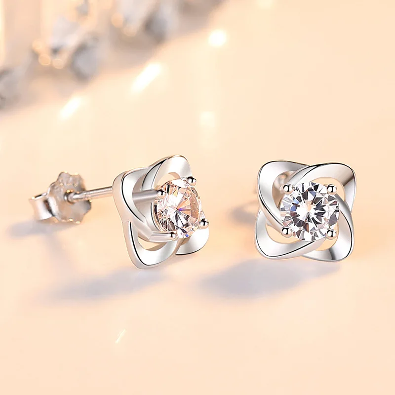 

Wholesale S925 Sterling Silver Moissanite Stud Earrings Fashion Personality Four-leaf Clover Earrings