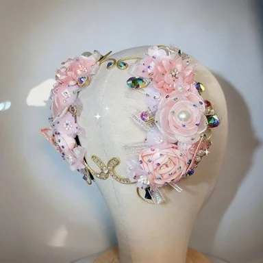 

Новый головной убор ручной работы, подходящий для профессиональных соревнований непоседливой дочери Жизели Коппели.