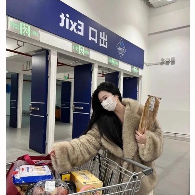 معطف فرو ومعطف نسائي جديد متوسط الطول مع طية صدر كبيرة فضفاضة عصرية من القطيفة