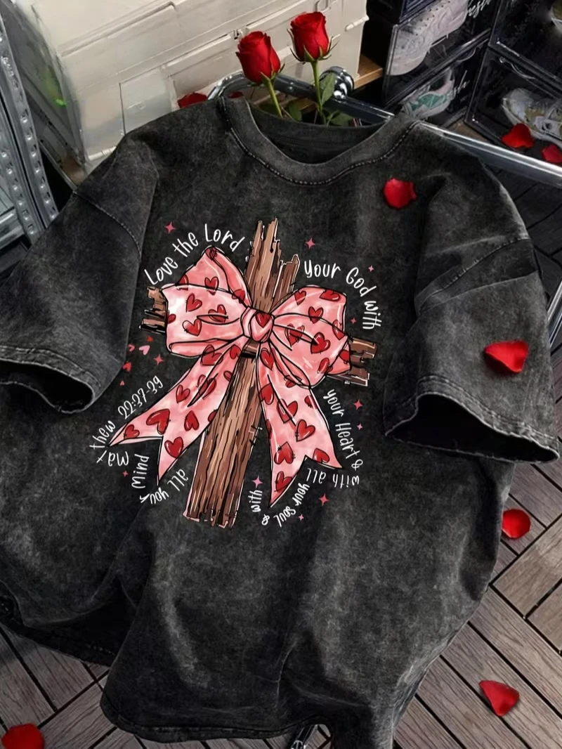 T-shirt vintage délavé avec motif croix chrétienne et nœud, haut décontracté à manches courtes pour femme avec imprimé verset biblique Coquette Faith