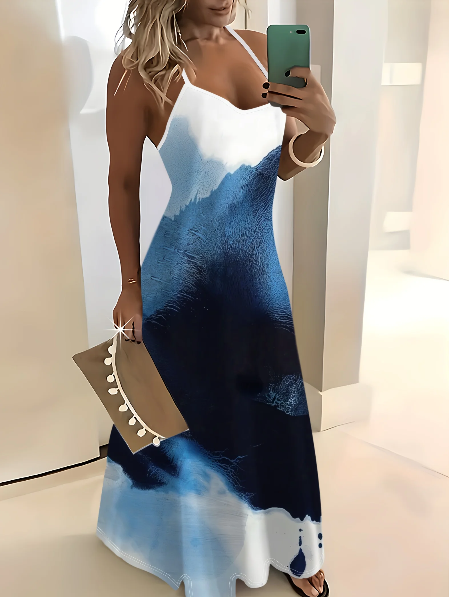 

Платье с принтом в стиле летних каникул, сине-белое, с акварельным градиентным узором, с круглым вырезом и тонкими бретелями.