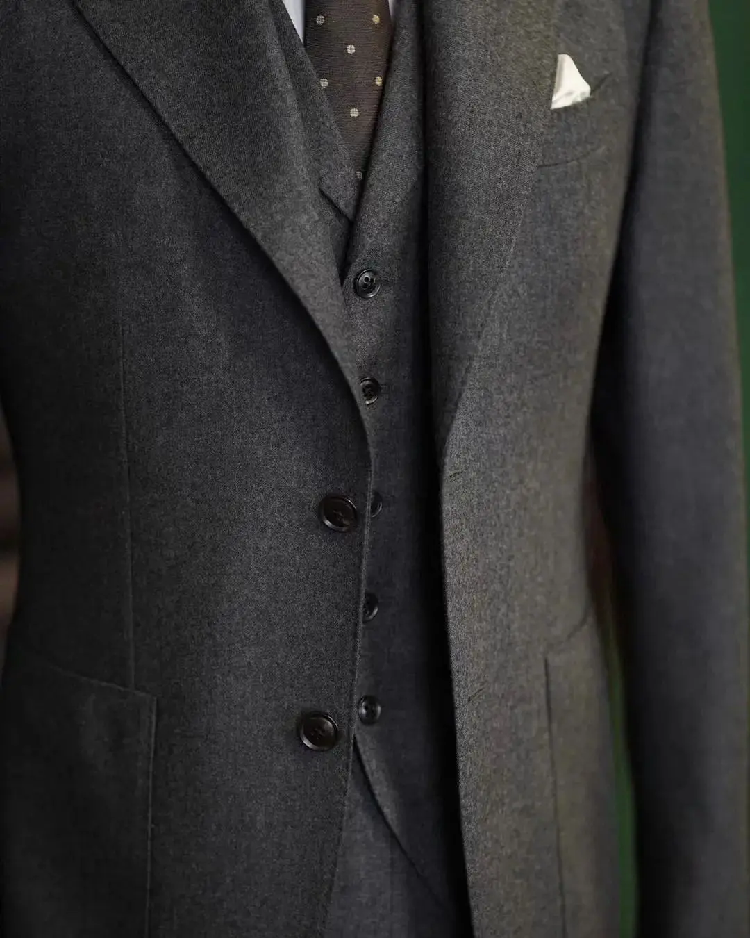 Dark สีเทาผู้ชายชุดปรับแต่ง 3 ชิ้น Blazer เสื้อกั๊กกางเกงเดี่ยว Tuxedo ขนสัตว์งานแต่งงานเจ้าบ่าวอย่างเป็นทางการ CUSTOM Made PLUS ขนาด