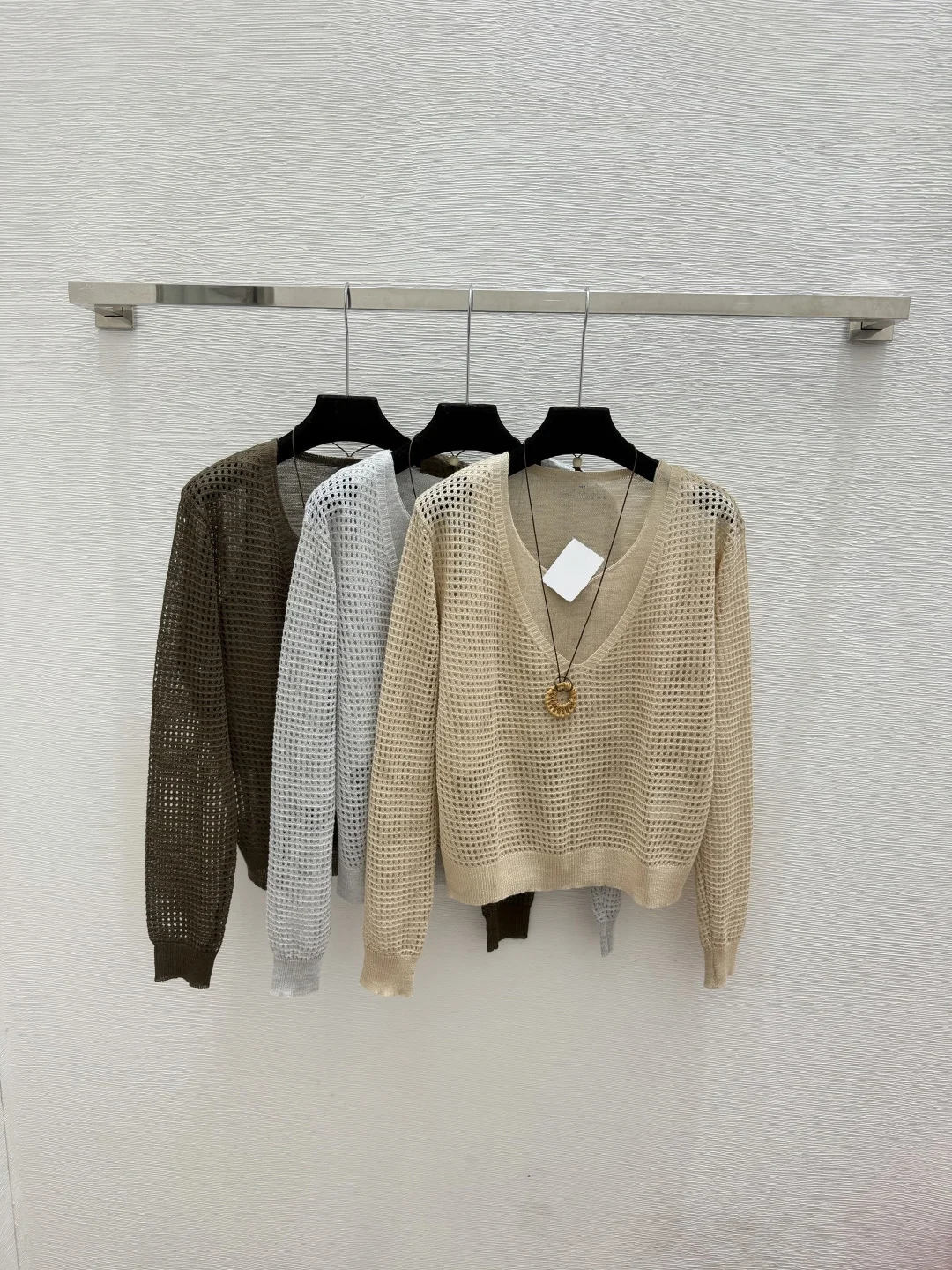 2026 Early Autumn New High-Quality Solid Color V-Neck Knitted Long-Sleeved Women's